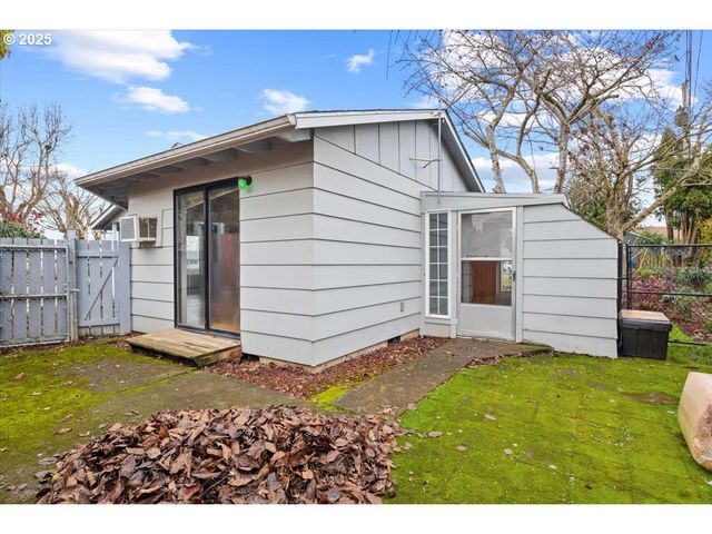 1444 Umpqua Ct, Woodburn, OR 97071