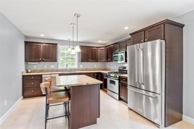 8 Jana, Sandown, NH 03873