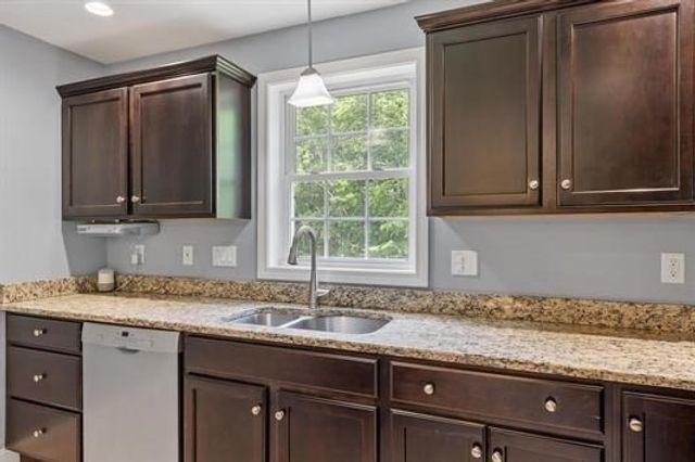 8 Jana, Sandown, NH 03873