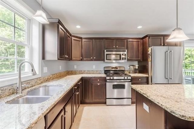 8 Jana, Sandown, NH 03873