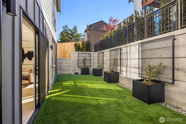 4411 1st Avenue NE, Seattle, WA 98105