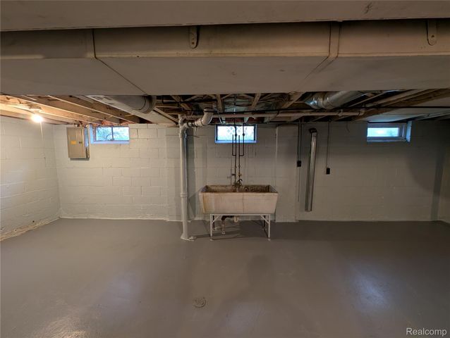 305 South Boulevard W, Pontiac, MI 48341