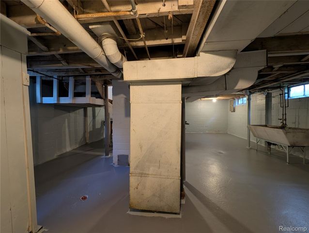 305 South Boulevard W, Pontiac, MI 48341