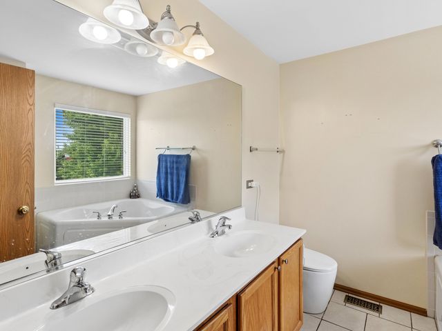 240 W Winding Trail Circle, Round Lake, IL 60073