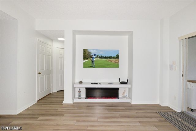 992 Woodshire LN D107, Naples, FL 34105