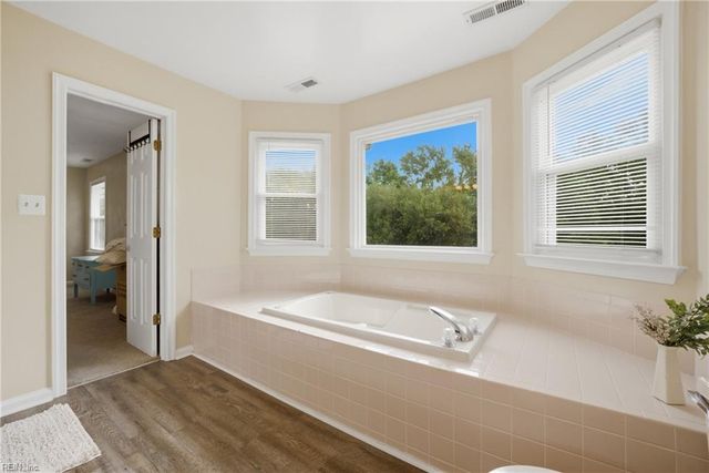 101 Kings Point DR, Suffolk, VA 23434