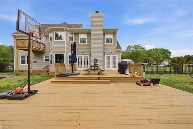 101 Kings Point DR, Suffolk, VA 23434