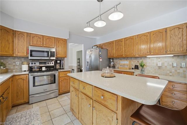 101 Kings Point DR, Suffolk, VA 23434