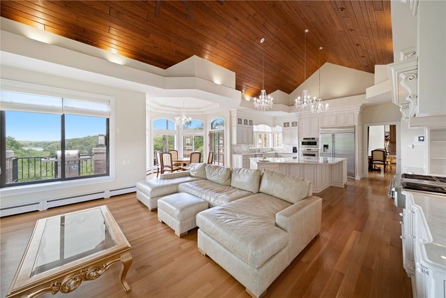 2310 NE Lakeridge Place, North Liberty, IA 52317