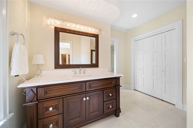 2310 NE Lakeridge Place, North Liberty, IA 52317