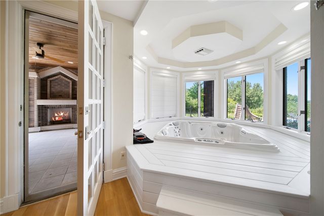 2310 NE Lakeridge Place, North Liberty, IA 52317