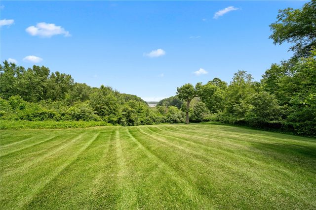 2310 NE Lakeridge Place, North Liberty, IA 52317