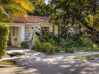 1009 NW 11th Ct, Miami, FL 33136