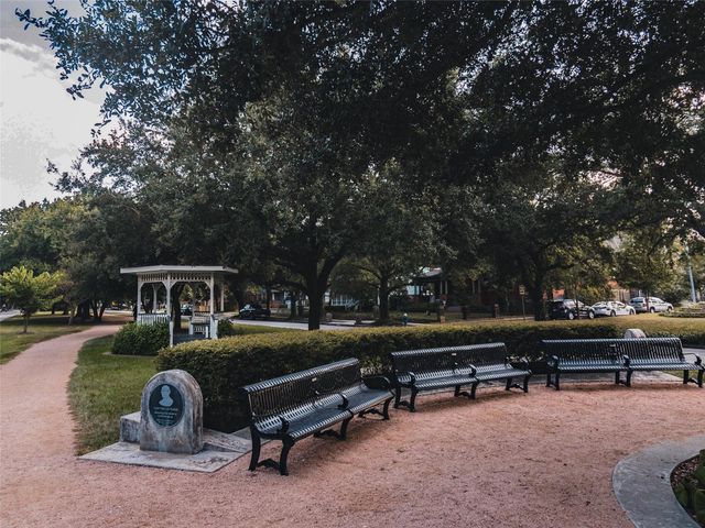 2015 Harvard Street, Houston, TX 77008