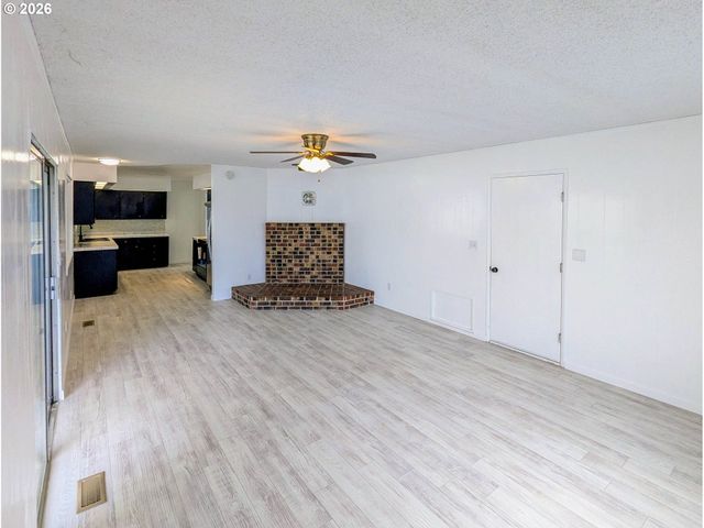 1612 Nw WANELL St, Roseburg, OR 97471