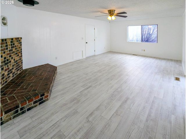 1612 Nw WANELL St, Roseburg, OR 97471