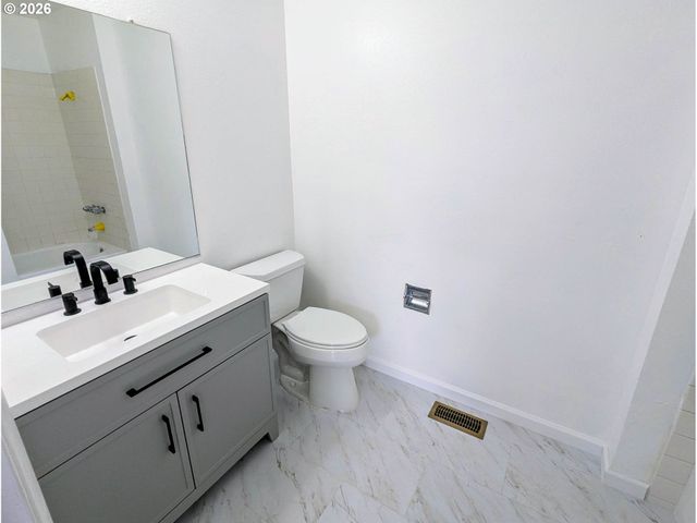 1612 Nw WANELL St, Roseburg, OR 97471