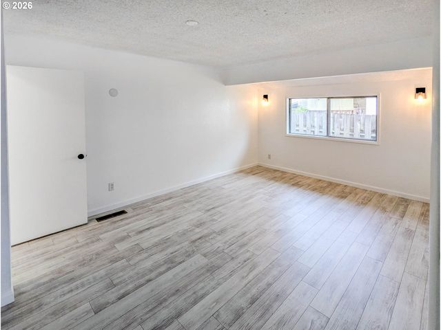 1612 Nw WANELL St, Roseburg, OR 97471