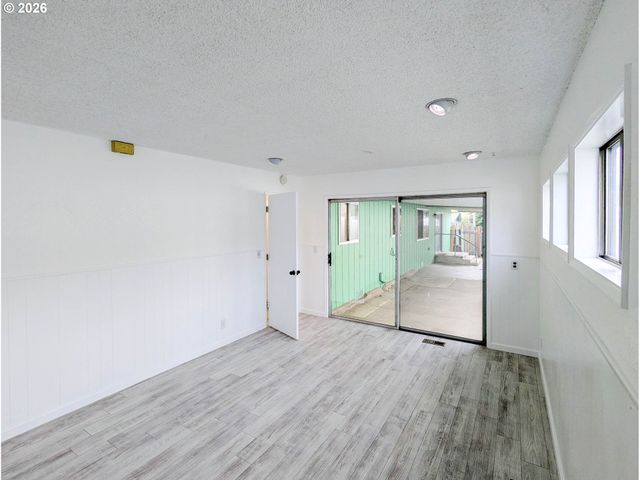 1612 Nw WANELL St, Roseburg, OR 97471