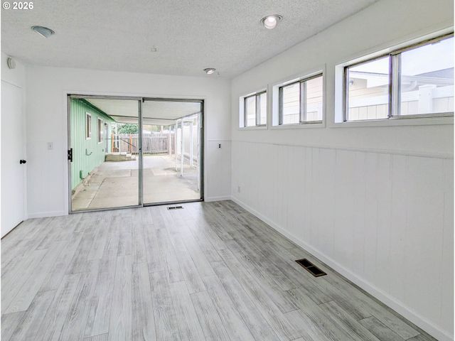 1612 Nw WANELL St, Roseburg, OR 97471