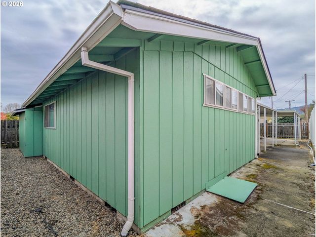 1612 Nw WANELL St, Roseburg, OR 97471