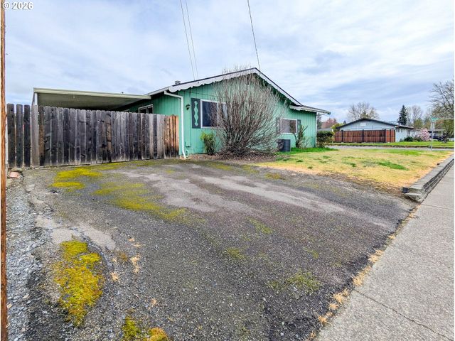 1612 Nw WANELL St, Roseburg, OR 97471