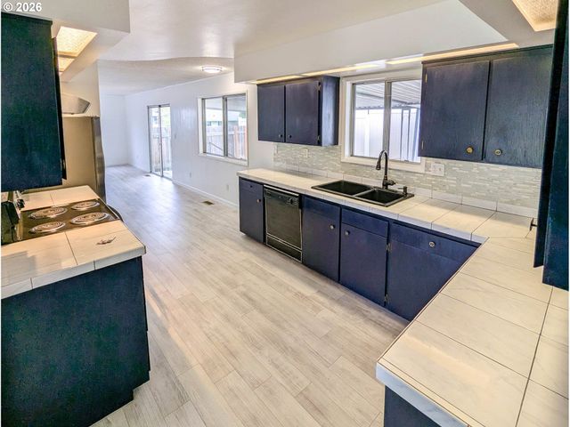 1612 Nw WANELL St, Roseburg, OR 97471