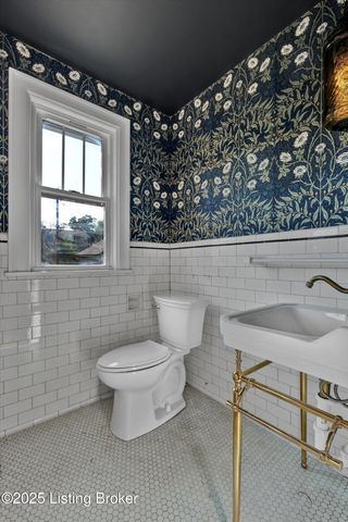 2436 Broadmeade Rd, Louisville, KY 40205