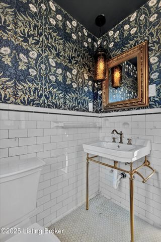 2436 Broadmeade Rd, Louisville, KY 40205