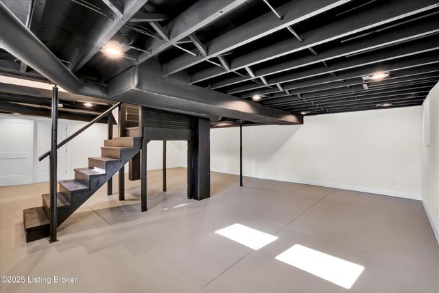 2436 Broadmeade Rd, Louisville, KY 40205