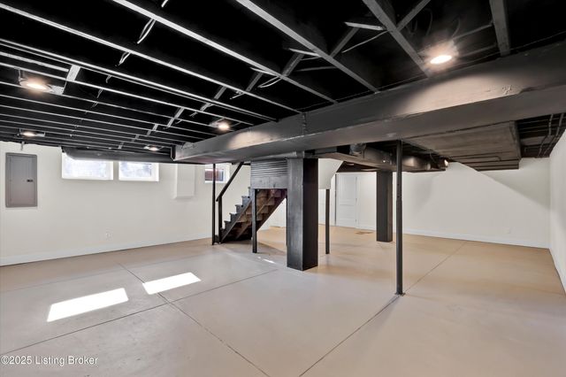 2436 Broadmeade Rd, Louisville, KY 40205