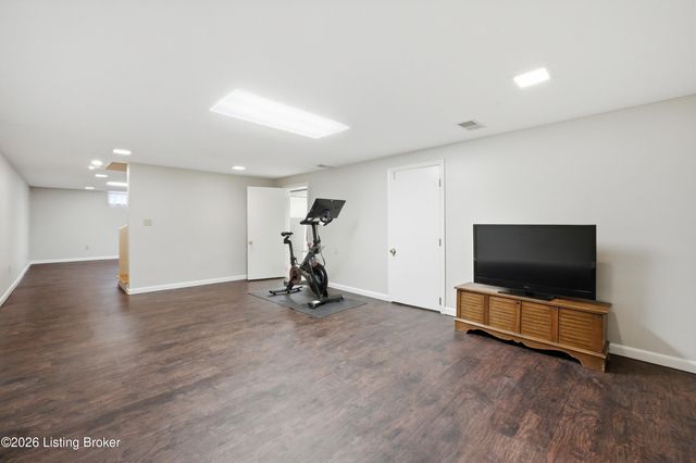 1205 Holsworth Ln, Louisville, KY 40222