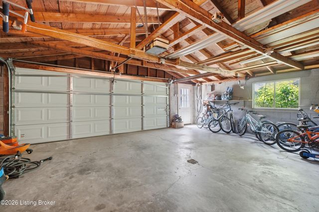 1205 Holsworth Ln, Louisville, KY 40222