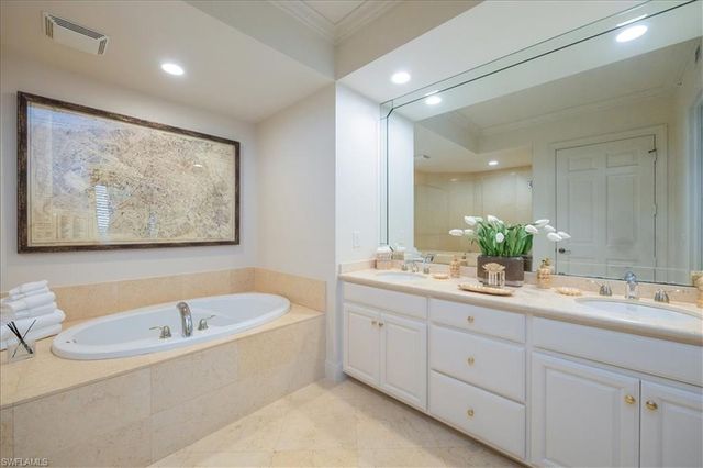 285 Grande WAY 706, Naples, FL 34110