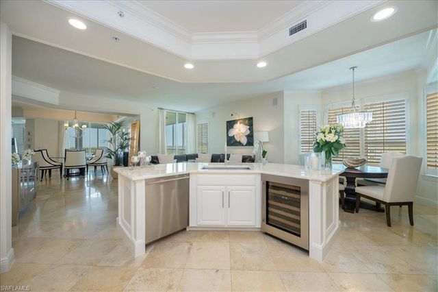 285 Grande WAY 706, Naples, FL 34110