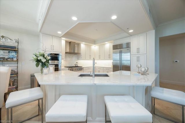 285 Grande WAY 706, Naples, FL 34110