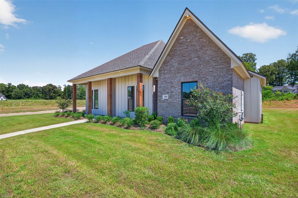 204 St Andrews Lane, Benton, LA 71006