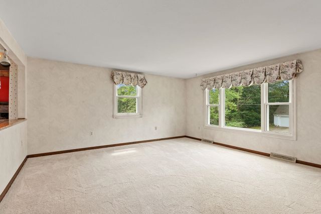 18 Dunloggin Road, Nashua, NH 03063