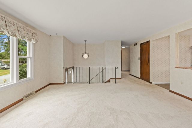 18 Dunloggin Road, Nashua, NH 03063