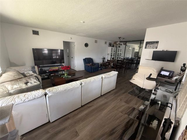 141 NE 10th Ave 17B, Hallandale Beach, FL 33009