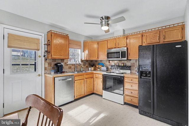 2357 MEETINGHOUSE RD, Spring Grove, PA 17362