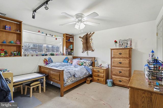 2357 MEETINGHOUSE RD, Spring Grove, PA 17362