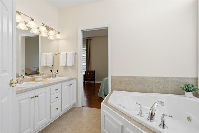 819 Strasburg Dr, Adams Twp, PA 16046