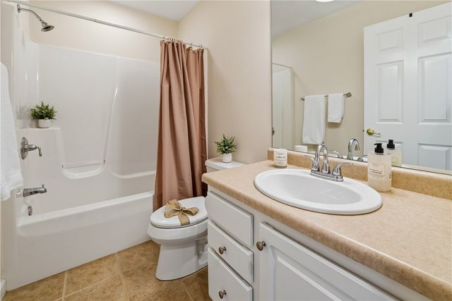 819 Strasburg Dr, Adams Twp, PA 16046