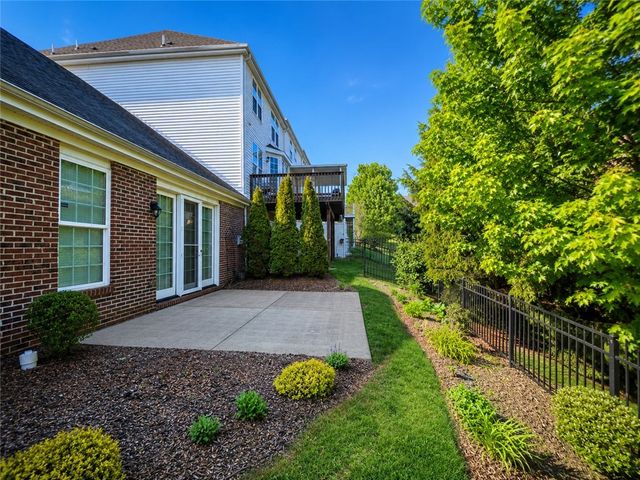 819 Strasburg Dr, Adams Twp, PA 16046