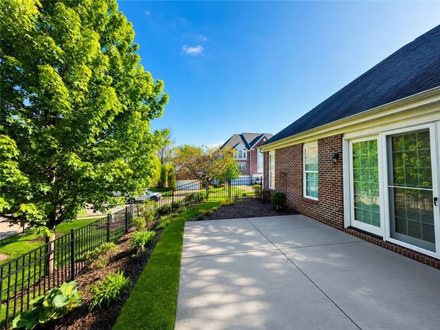 819 Strasburg Dr, Adams Twp, PA 16046
