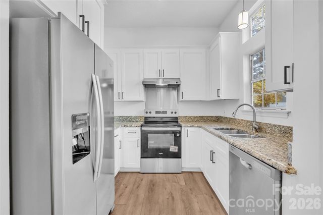 8327 Houndstooth Drive, Charlotte, NC 28227