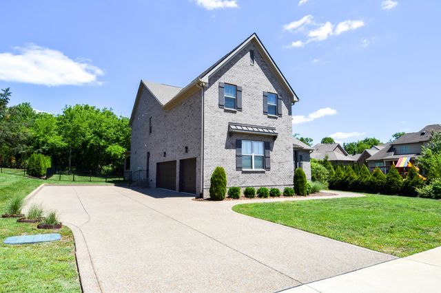 1002 Keeneland Dr, Gallatin, TN 37066