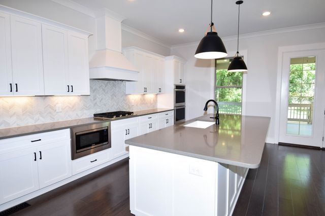 1002 Keeneland Dr, Gallatin, TN 37066