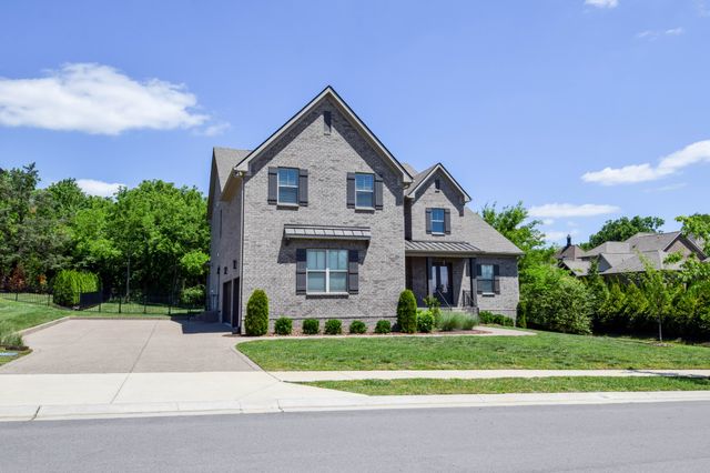 1002 Keeneland Dr, Gallatin, TN 37066